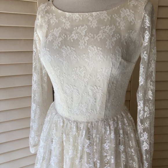 Vintage Ivory Lace Wedding Gown - Picture 3 of 16